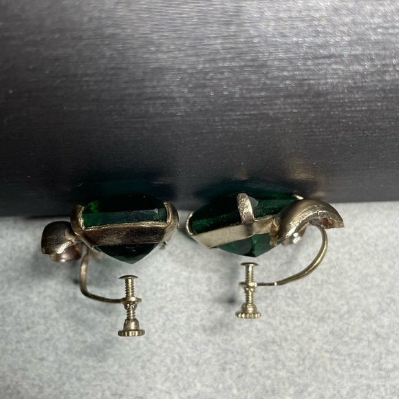 Vintage Emerald Cut Green Glass Screw back Earrings Exotic Royalty Silver Tone - Picture 6 of 9